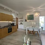 R House Ii *